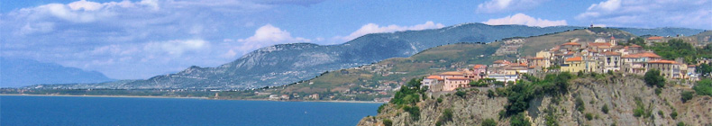 La scogliera alta su cui sorge il borgo antico di Agropoli e sullo sfondo il litorale verso Paestum