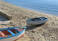 Due gozzi tirati in secca sulla spiaggia ad Agnone
